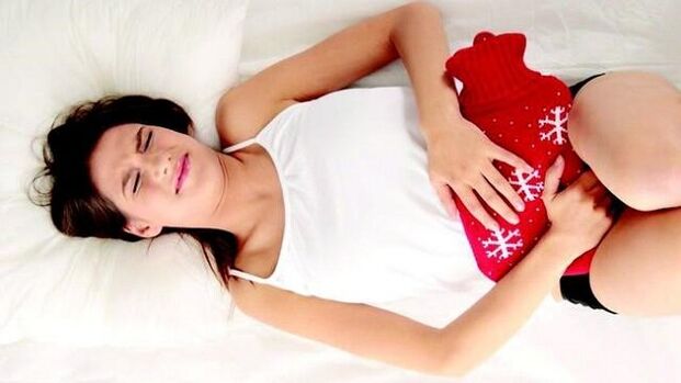 quentando o abdome para a dor debido á cistite